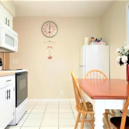 Pontiac - Secluded Backyard, Pet Friendly Vila